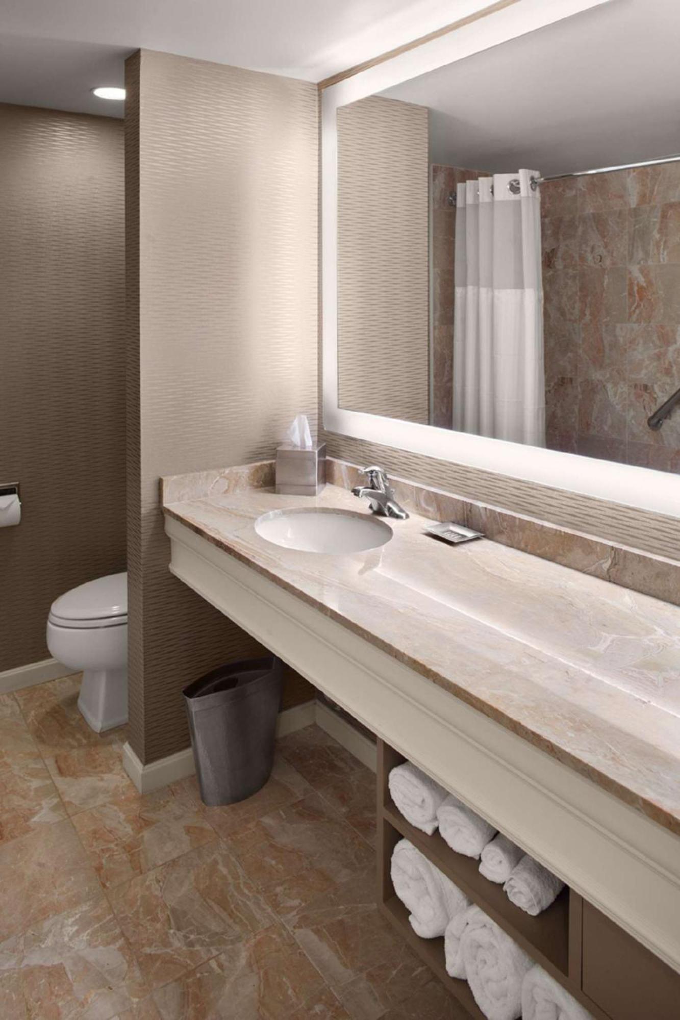 Hotel Doubletree By Hilton Akron 3*