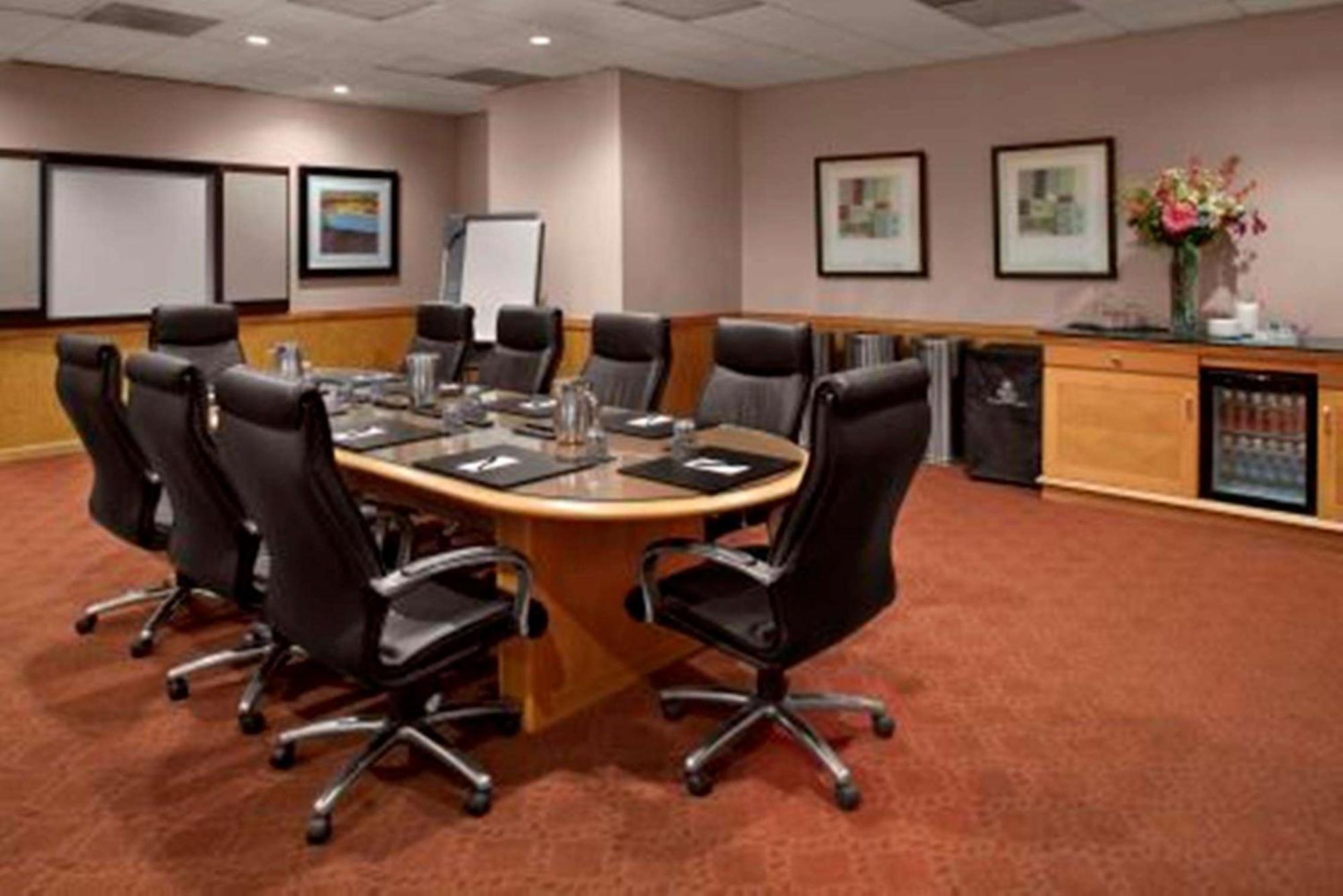 Hotel Doubletree By Hilton Akron 3*