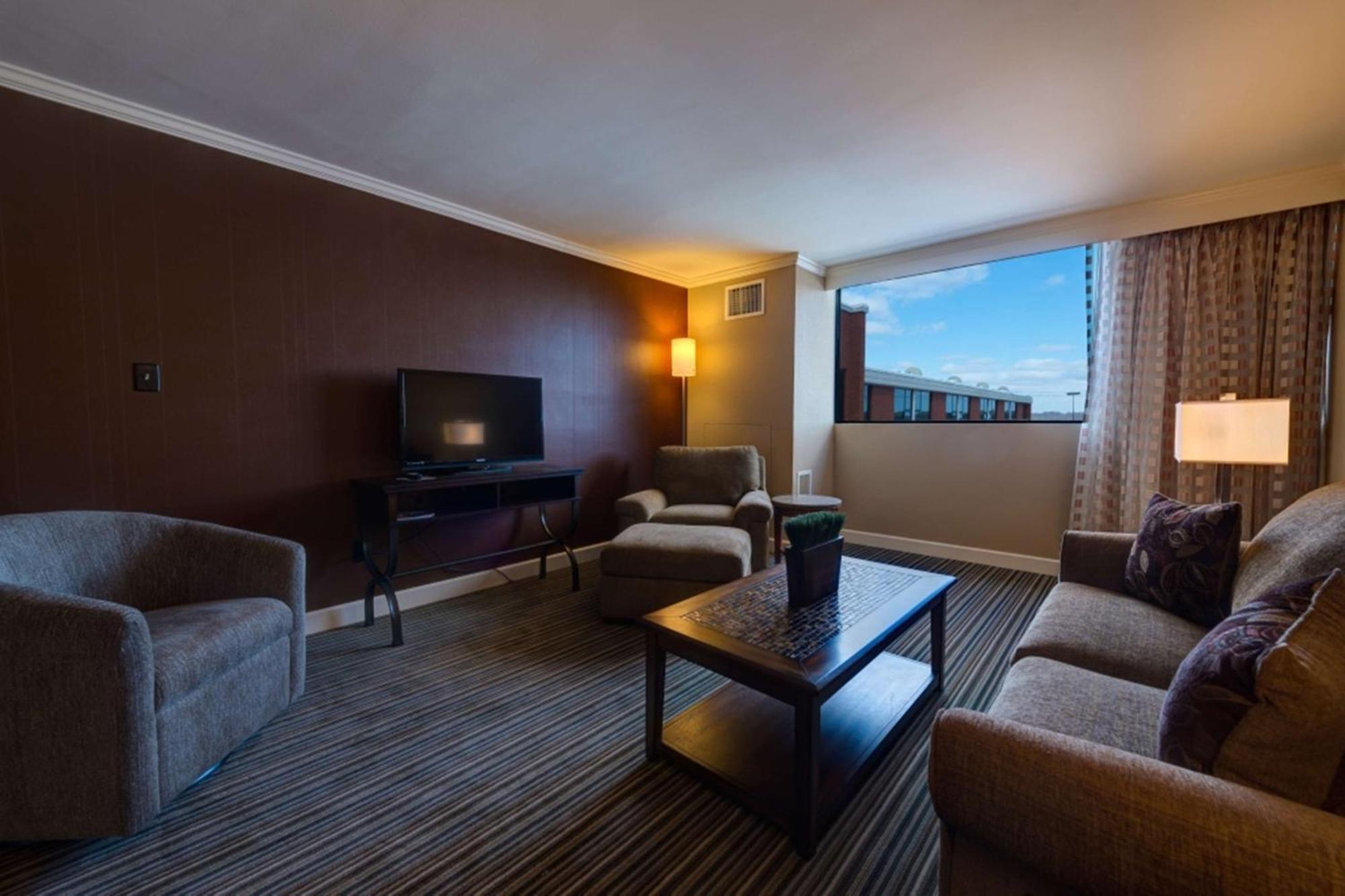 Doubletree By Hilton Akron Hotel