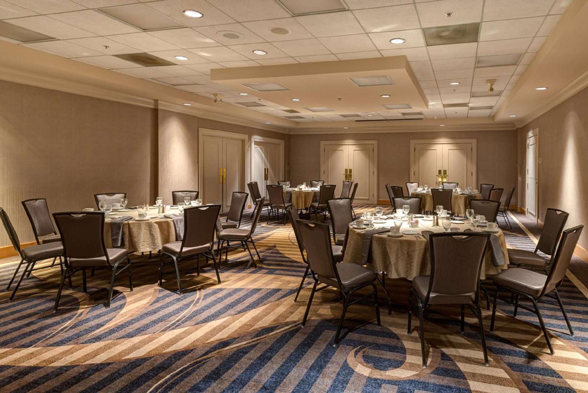 Hotel Doubletree By Hilton Akron 3*