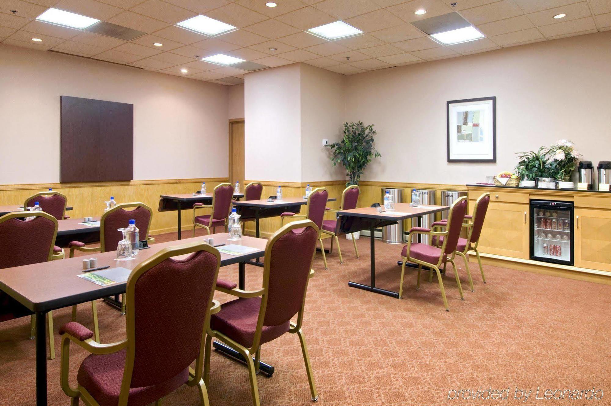 Hotel Doubletree By Hilton Akron 3*